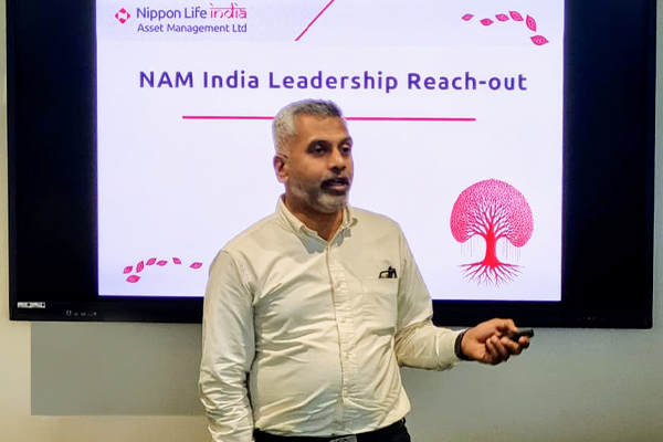 Mohit Shetty of Nippon Life India Asset Management delivers a lecture to SP Jain MFWM students
