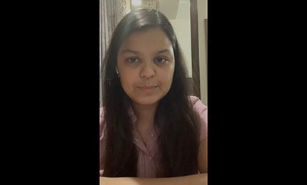 Srishti Satrawl (MGB alumna) shares her SP Jain experience with Collegedunia
