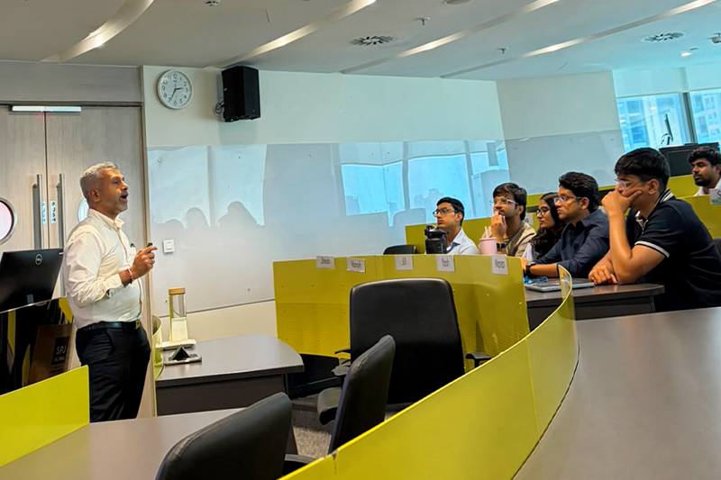 Mohit Shetty of Nippon Life India Asset Management delivers a guest lecture to SP Jain MFWM students