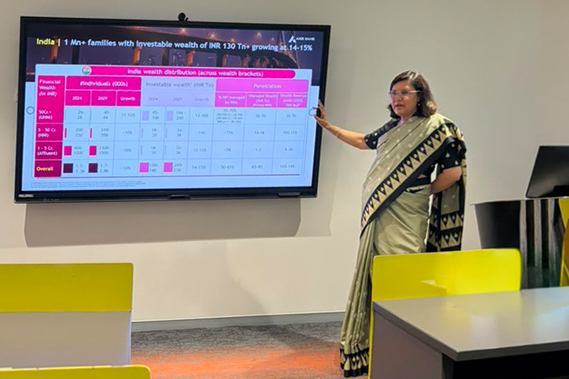 `Sonali Dahiya, Group Head of Burgundy Private at Axis Bank, holds a session for SP Jain MFWM students`