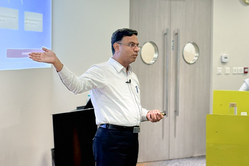 Akhilesh Tilotia, Co-Founder of Thurro, during a session with GCGM students at SP Jain Global