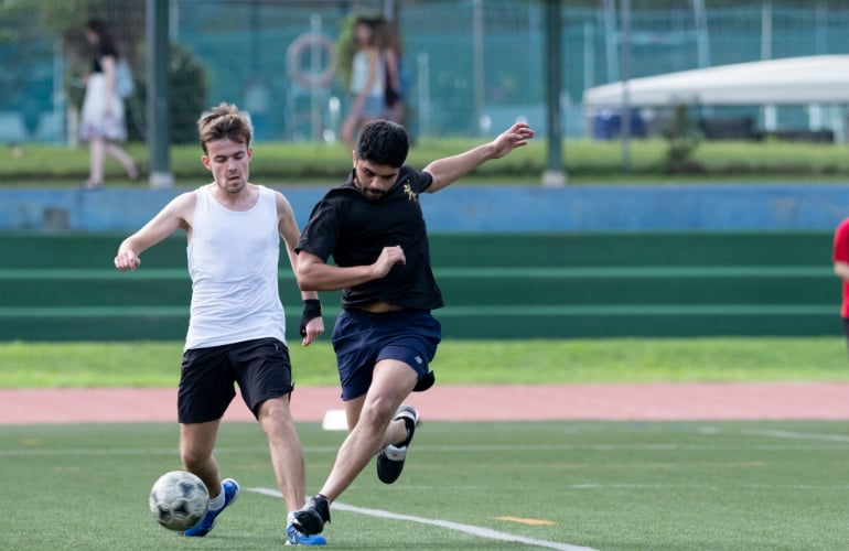 Zubin Moidu (right), SP Jain’s GMBA student, dribbling past his opponent