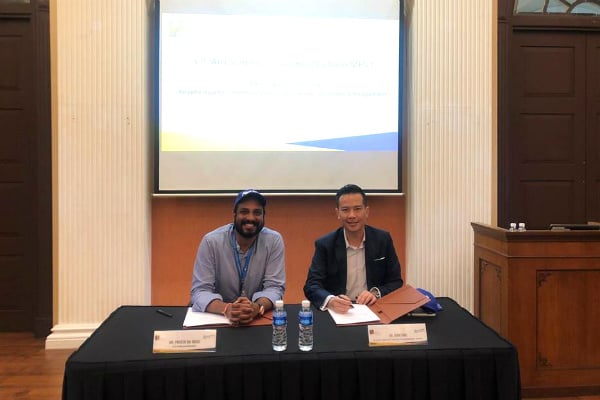 Mr. Priveen Raj Naidu, CEO of Reapra Aviation Partners; and Dr. John Fong, CEO & Head of Campus (Singapore), SP Jain, at the MoU signing held at SP Jain, Singapore campus